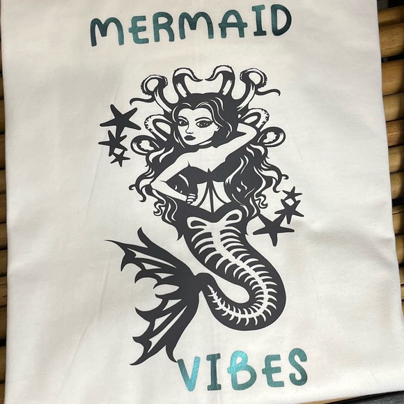 Small vneck tshirt “Mermaid vibes” - Picture 3 of 3